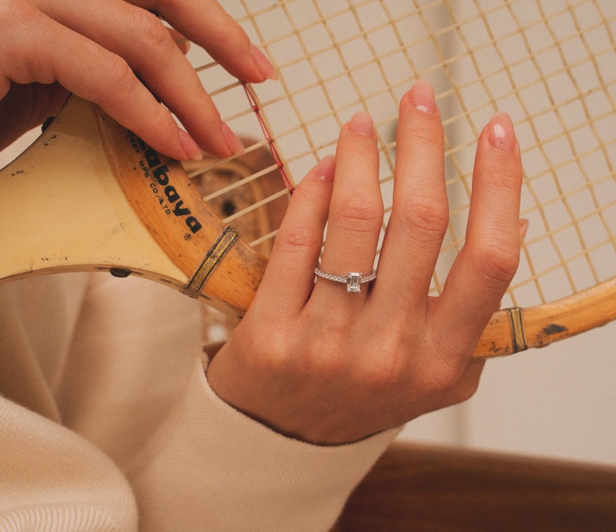 Bague solitaire en diamant de synthèse sur main – bague de fiançailles élégante l Laveran Paris